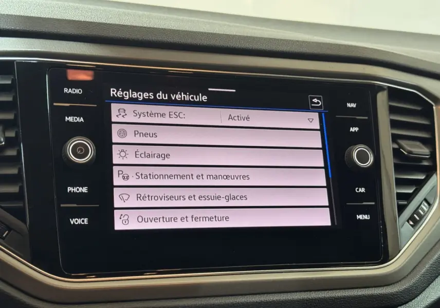 Écran tactile central du Volkswagen T-Roc 2.0 TDI 115 Lounge Business affichant les réglages du véhicule.