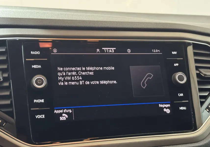 Écran tactile central du Volkswagen T-Roc 2021 affichant la connexion Bluetooth et les options d'appel d'urgence.