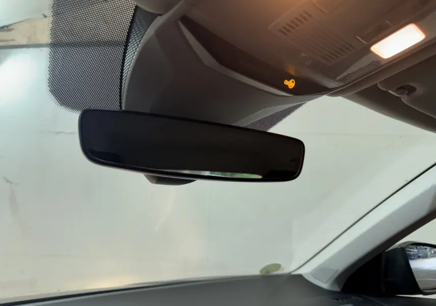 Vue intérieure du rétroviseur central du Volkswagen T-Roc gris foncé 2021 avec éclairage au plafond allumé