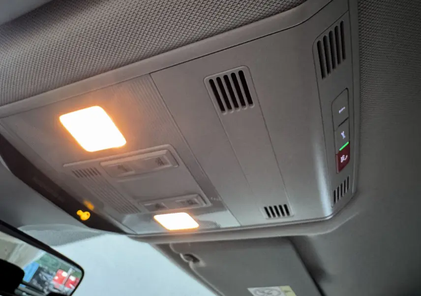 Plafonnier intérieur allumé avec commandes d’éclairage et d’alerte dans un Volkswagen T-Roc gris foncé 2021
