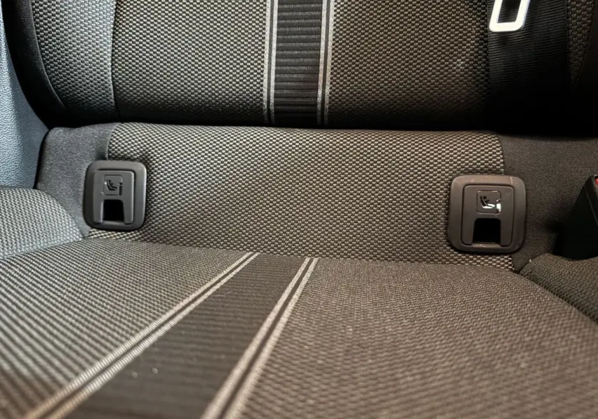 Gros plan sur la banquette arrière grise à motifs du Volkswagen T-Roc 2021 avec attaches Isofix visibles.