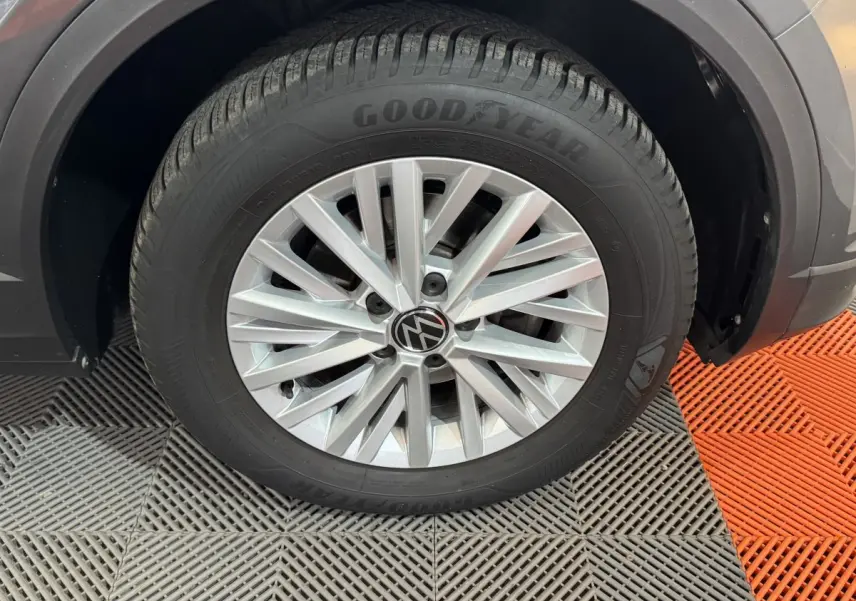 Gros plan sur la roue avant droite gris foncé du Volkswagen T-Roc 2.0 TDI avec jante alliage et pneu Goodyear.