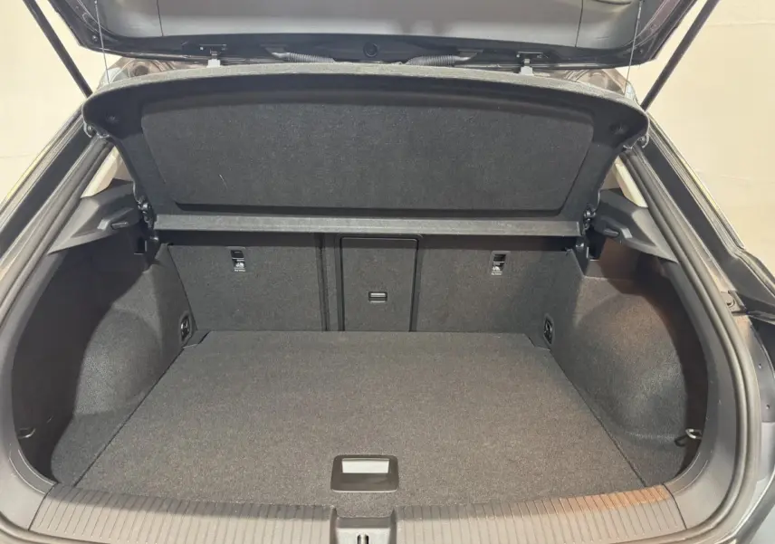 Coffre ouvert gris foncé du Volkswagen T-Roc 2.0 TDI 115 Lounge Business, vue arrière montrant l’espace de rangement.