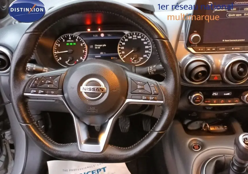 Vue intérieure centrée sur le volant noir du Nissan Juke 2020, avec tableau de bord et console centrale visibles.