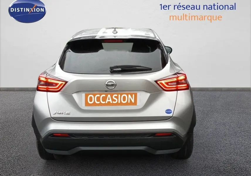 Vue arrière d'un Nissan Juke gris platine métal de 2020 avec feux LED allumés et plaque "OCCASION".