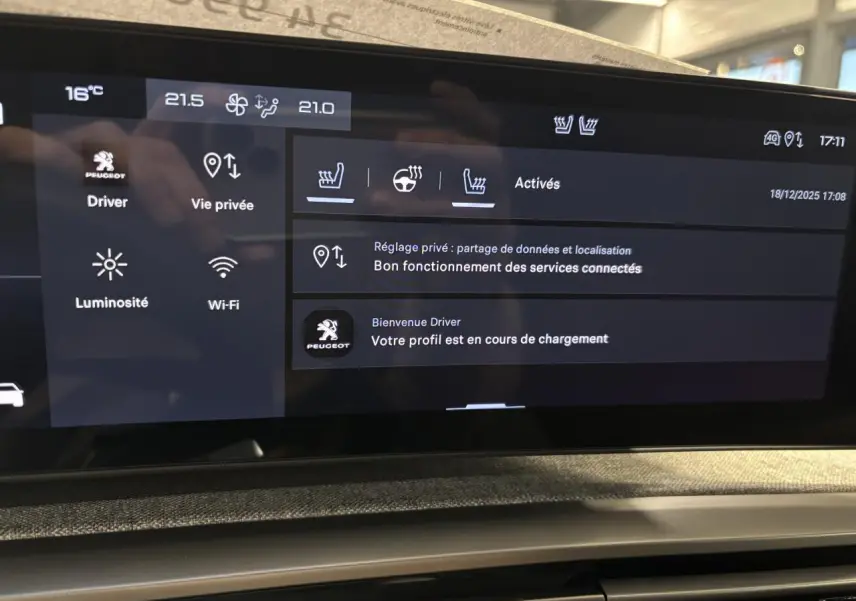Écran tactile central du Peugeot 3008 Hybrid 2025 affichant les réglages de sièges chauffants et climatisation.