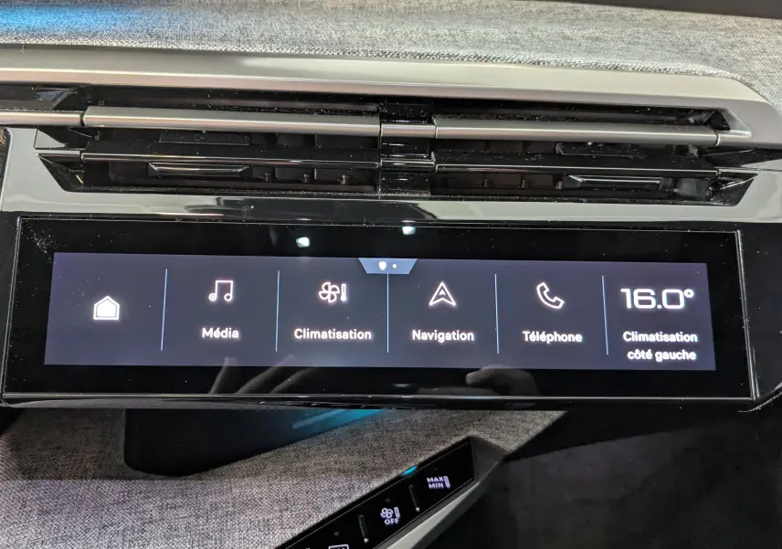 Écran tactile central du Peugeot 3008 2024 affichant les options média, climatisation, navigation et téléphone, ambiance intérieure grise.