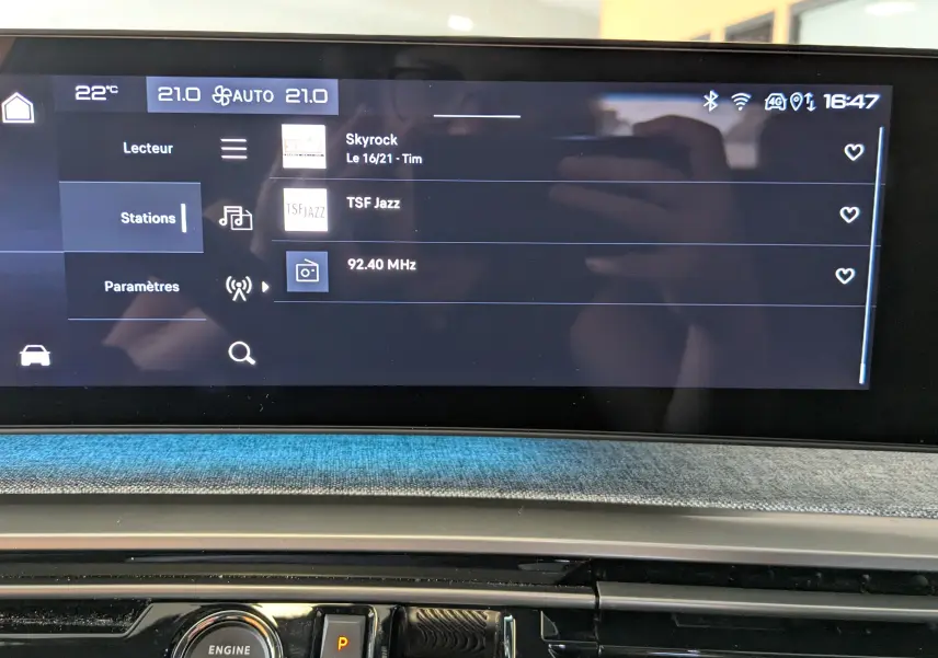 Écran tactile central du tableau de bord du Peugeot 3008 2024, affichant les stations radio avec interface moderne et commandes intégrées.