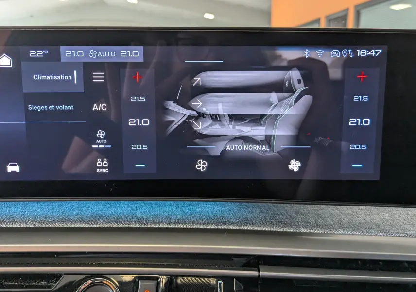 Écran tactile intérieur du Peugeot 3008 2024 montrant les réglages de climatisation et sièges chauffants.