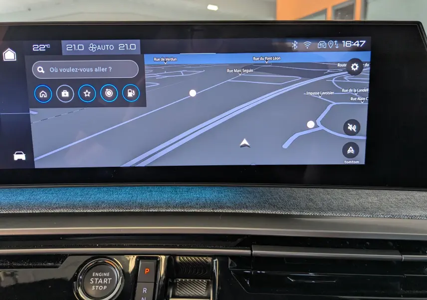 Écran central tactile du tableau de bord du Peugeot 3008 gris 2024 affichant la navigation GPS en mode nuit.
