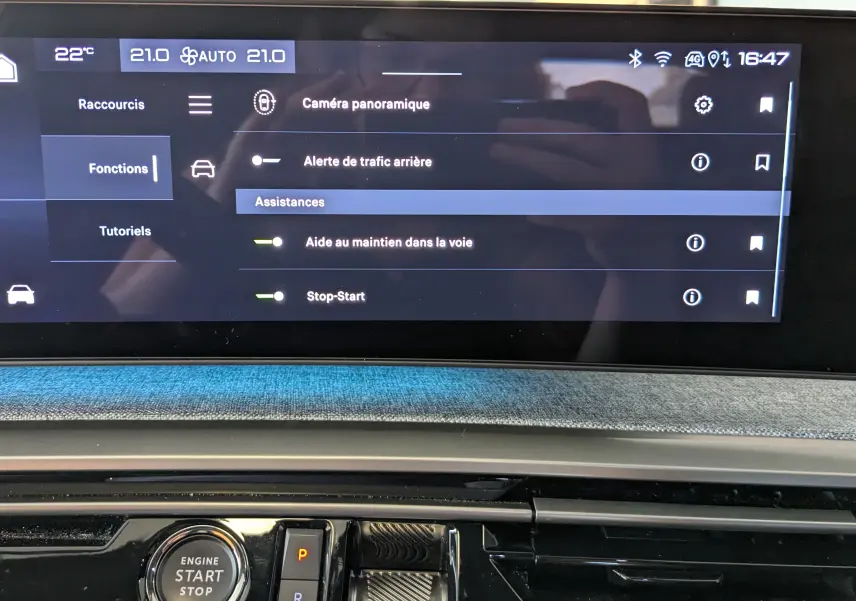 Vue rapprochée de l'écran tactile central du Peugeot 3008 gris 2024, affichant les options d'assistance à la conduite.