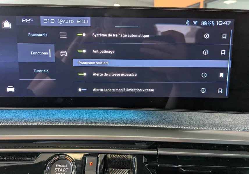 Écran tactile intérieur du Peugeot 3008 gris 2024 montrant les réglages d’aides à la conduite et climatisation.