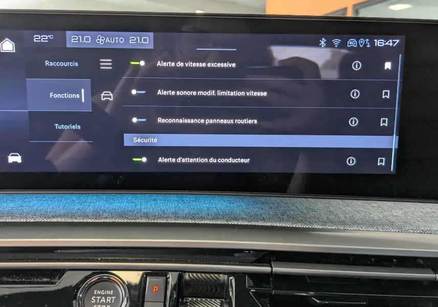 Écran tactile central du Peugeot 3008 2024 montrant les options de sécurité avec tableau de bord gris en partie basse.