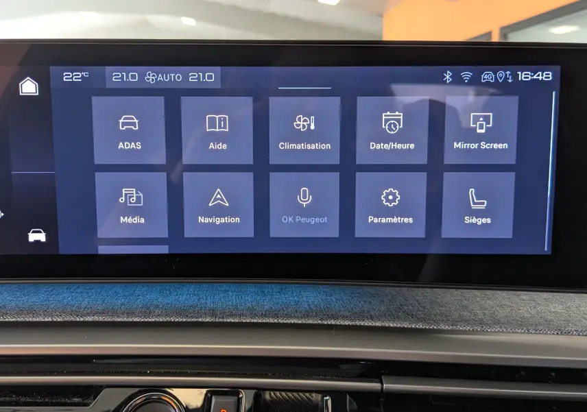 Écran tactile central du Peugeot 3008 2024 affichant les menus ADAS, Aide, Climatisation, Navigation et Paramètres.