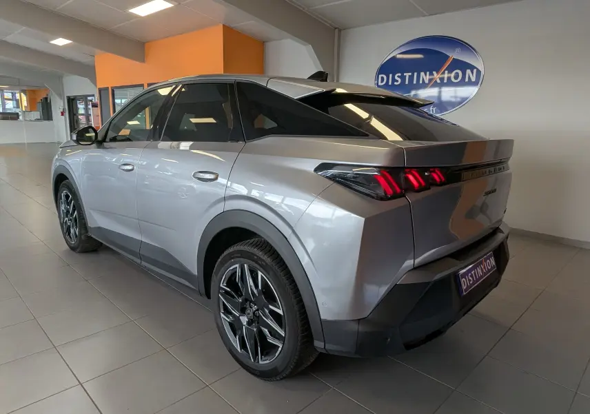 Peugeot 3008 gris 3/4 arrière droit en intérieur, avec feux arrière LED et jantes alliage noires.