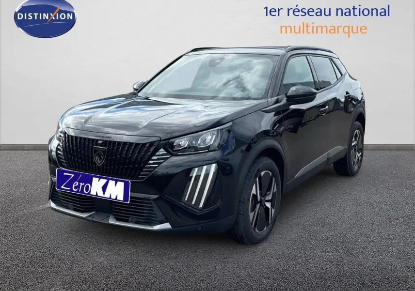 PEUGEOT 2008 noir perla metal en 3/4 avant droit, avec calandre noire et feux LED distinctifs verticaux.