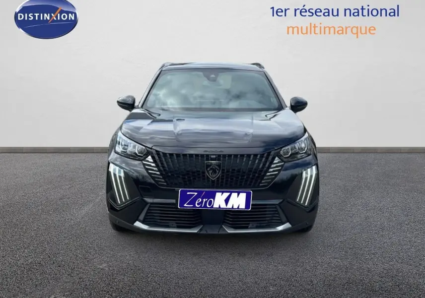 Vue frontale d'un Peugeot 2008 noir perla metal 2025 avec feux LED verticaux distinctifs allumés.