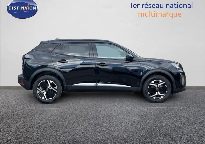 Profil côté droit du Peugeot 2008 1.2 PureTech 100ch noir perla metal avec jantes biton et lignes modernes.