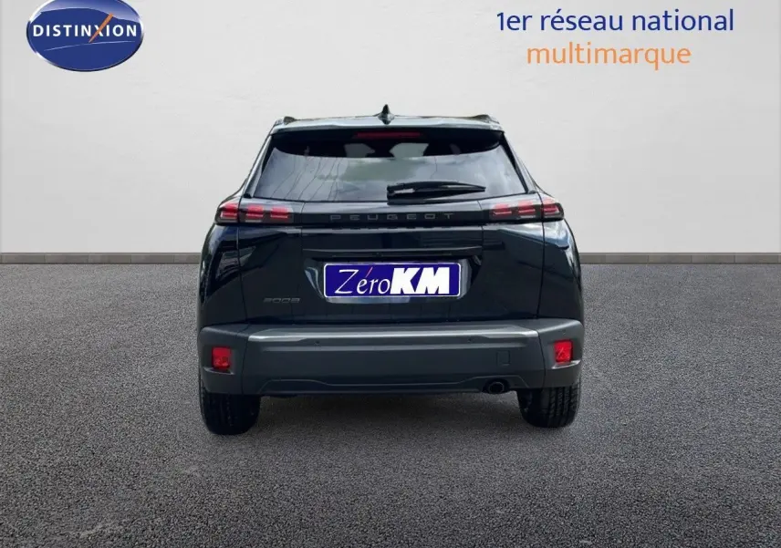 Vue arrière d'une Peugeot 2008 noire Perla Metal 2025 avec feux LED et plaque Zéro KM visible.