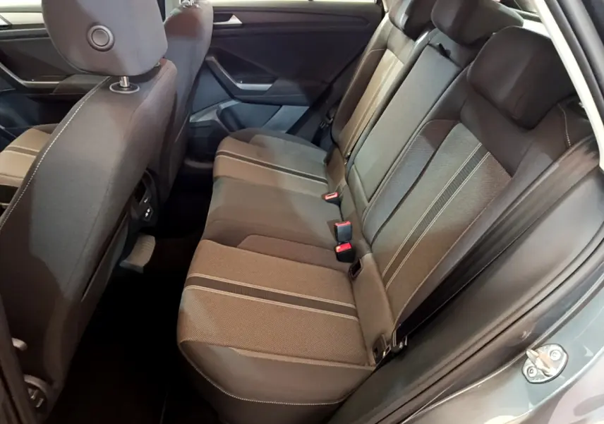 Vue côté droit de la banquette arrière gris foncé du Volkswagen T-Roc 1.0 TSI 110 Lounge Business 2021.