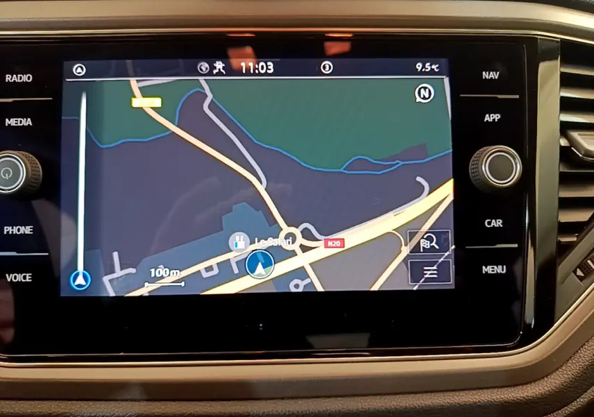 Écran tactile central du tableau de bord du Volkswagen T-Roc 1.0 TSI 110 Lounge Business affichant la navigation GPS.