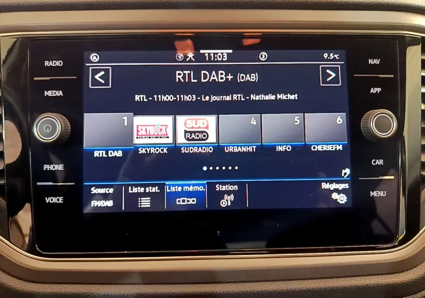 Écran tactile central du Volkswagen T-Roc gris foncé, affichant la radio numérique RTL DAB+ avec commandes autour.