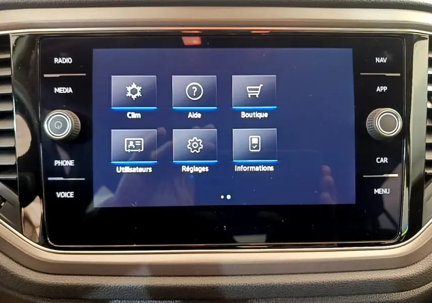 Écran tactile central affichant le menu principal du système multimédia du Volkswagen T-Roc 1.0 TSI gris foncé.