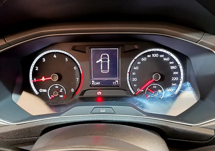 Tableau de bord du Volkswagen T-Roc 2021 montrant les compteurs analogiques et l'écran multifonctions central.