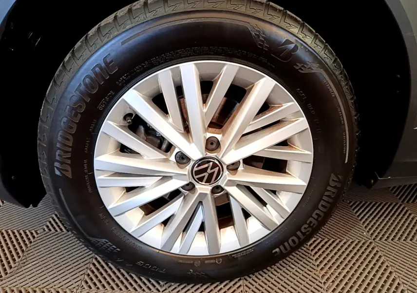 Gros plan sur la jante alliage argentée et pneu Bridgestone du Volkswagen T-Roc gris foncé, côté gauche.