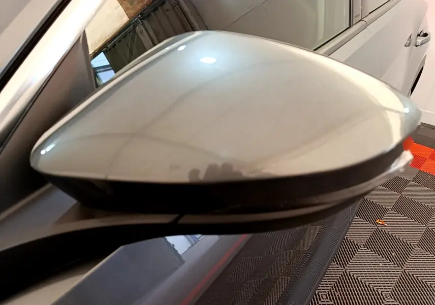 Rétroviseur côté gauche gris foncé du Volkswagen T-Roc 2021, avec clignotant intégré visible en gros plan.