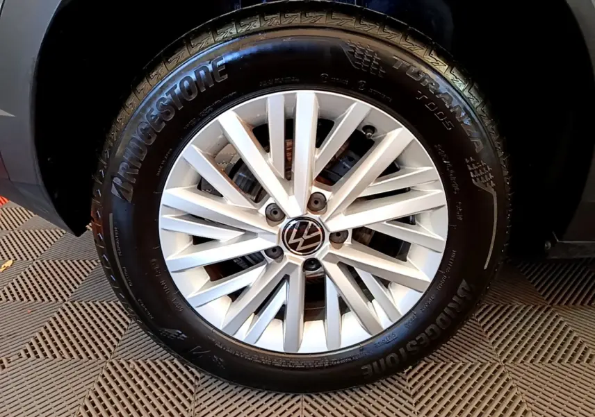 Gros plan sur la roue avant droite du Volkswagen T-Roc gris foncé avec jante alliage et pneu Bridgestone Turanza.