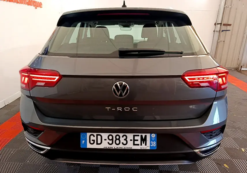 Vue arrière d'un Volkswagen T-Roc gris foncé avec feux LED allumés et plaque d'immatriculation française visible