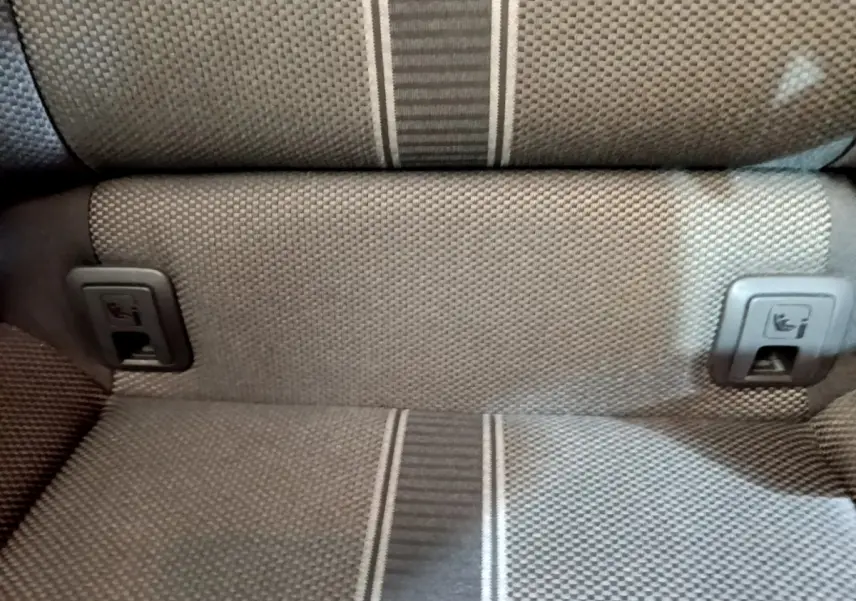 Gros plan sur la banquette arrière grise à motifs du Volkswagen T-Roc 2021 avec fixations Isofix visibles.