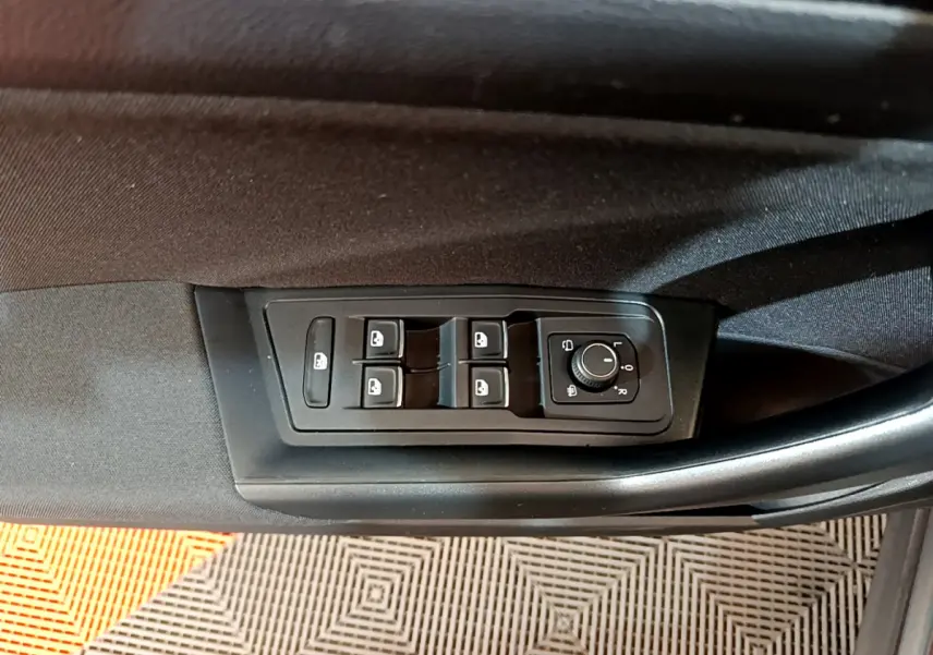 Commande des vitres électriques et réglage des rétroviseurs sur la porte côté gauche d'un Volkswagen T-Roc gris foncé 2021