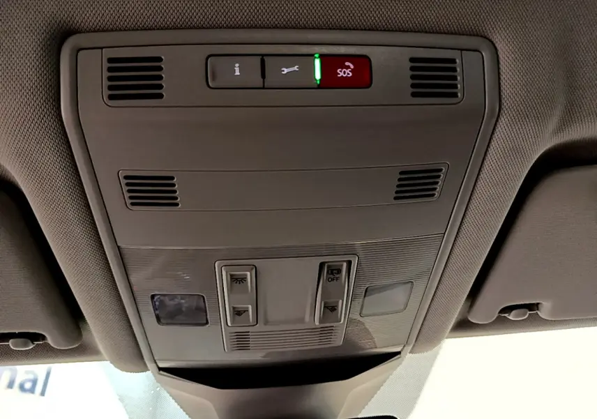 Vue en contre-plongée du plafonnier gris clair avec commandes d'éclairage et bouton SOS du Volkswagen T-Roc 2021.