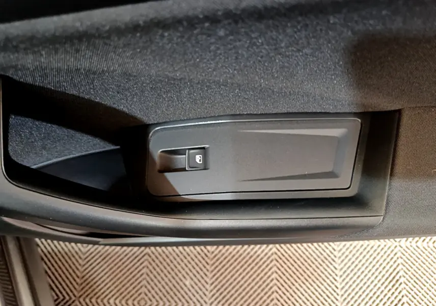 Bouton de verrouillage centralisé sur la porte intérieure côté conducteur d'un Volkswagen T-Roc gris foncé 2021.