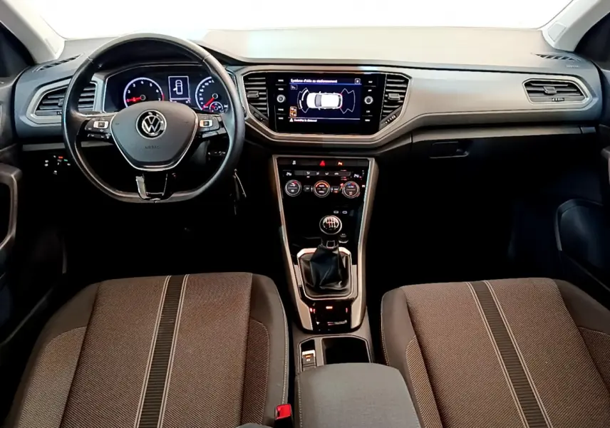 Vue intérieure avant du Volkswagen T-Roc 1.0 TSI 110 Lounge Business 2021, tableau de bord noir avec écran tactile central.
