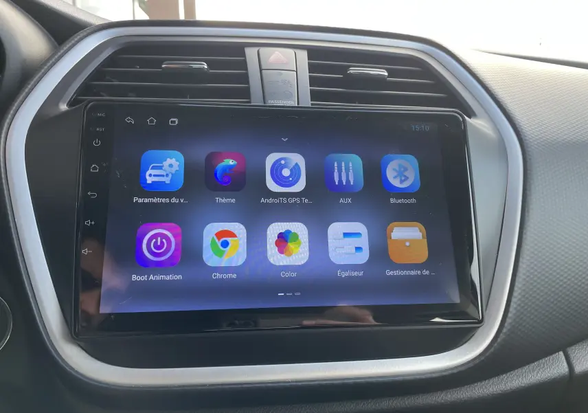 Écran tactile multimédia couleur 7 pouces du Suzuki SX4 S-Cross 2016 affichant plusieurs applications, entouré de la console noire et grise.