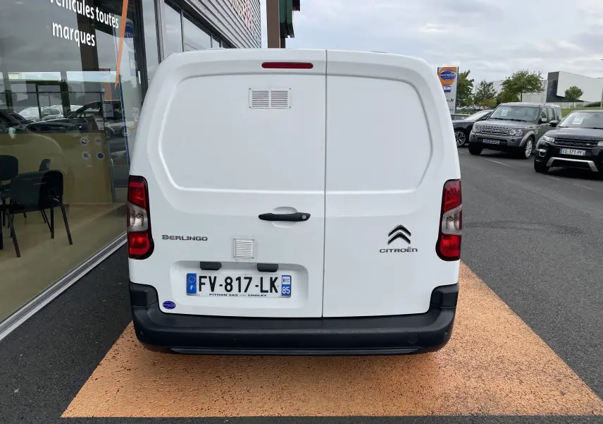 Vue arrière d’un utilitaire Citroën Berlingo blanc de 2018 avec portes battantes et plaque d’immatriculation française.