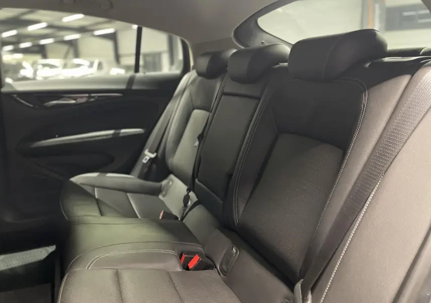 Banquette arrière en cuir noir de l'Opel Insignia Grand Sport 2021, vue côté droit avec appuie-têtes et ceintures visibles.