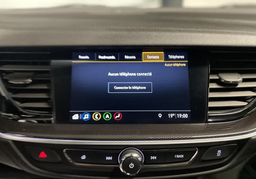 Écran tactile central de l’Opel Insignia Grand Sport gris clair, affichant le menu contacts sans téléphone connecté.