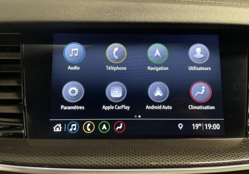 Écran tactile central de l'Opel Insignia Grand Sport 2021 affichant les options multimédia et navigation.