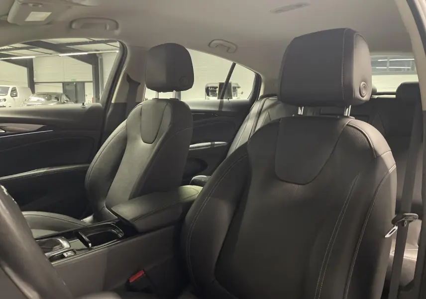 Intérieur de l’Opel Insignia Grand Sport 2021, vue côté droit sur les sièges en cuir noir avec accoudoir central.
