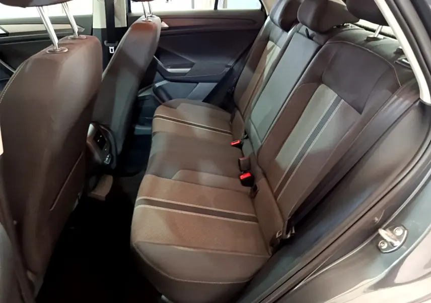 Vue intérieure côté droit sur la banquette arrière en tissu gris du Volkswagen T-Roc 2021 finition Lounge.