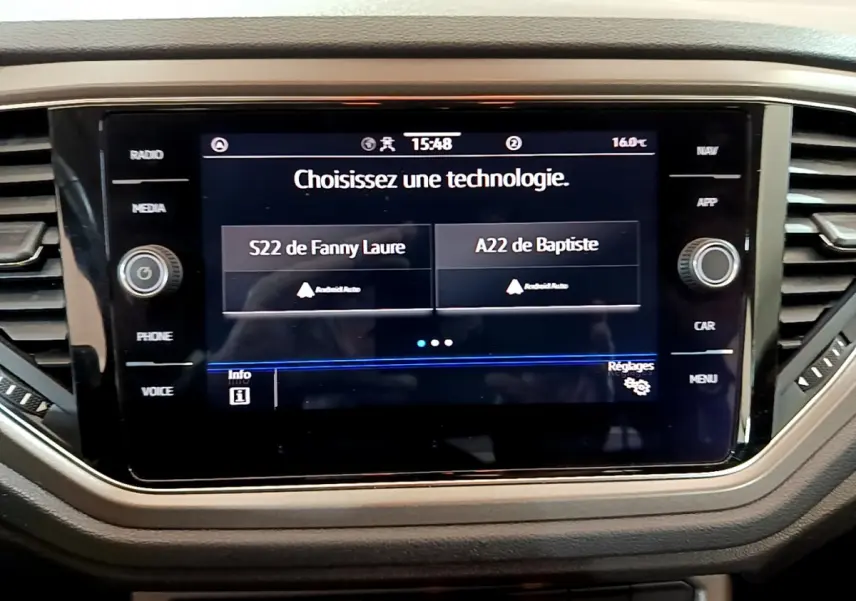 Écran tactile central du tableau de bord du Volkswagen T-Roc 1.0 TSI 110 Lounge, affichage des options connectées.