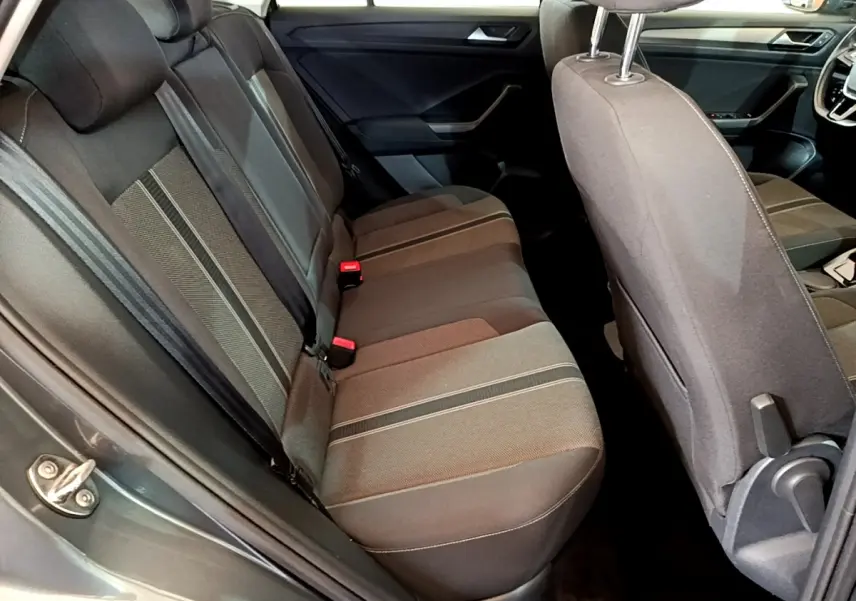 Vue intérieure côté gauche montrant la banquette arrière tissu gris du Volkswagen T-Roc 1.0 TSI 110 Lounge 2021.