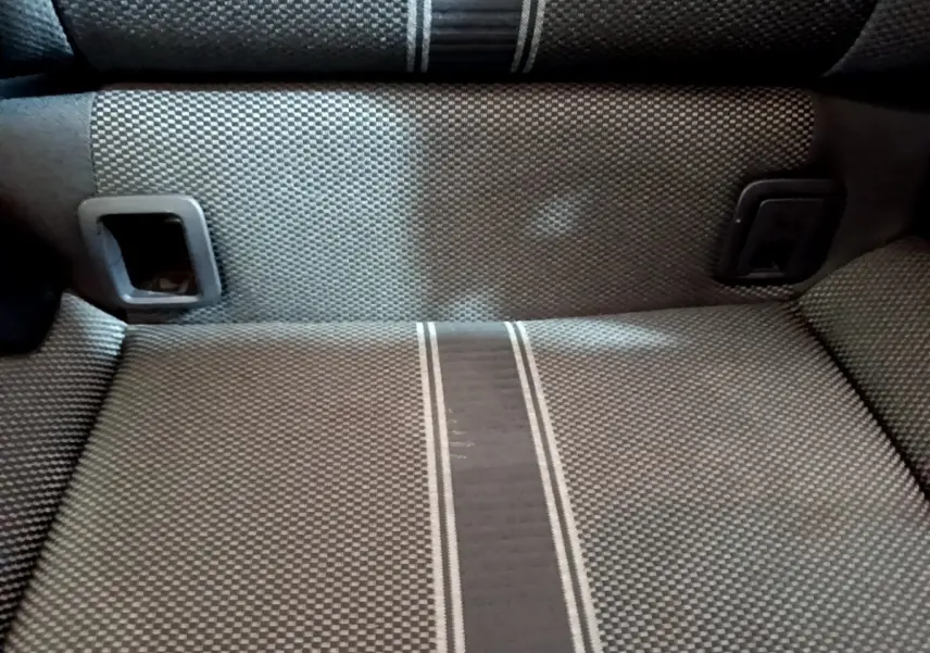 Gros plan sur la banquette arrière en tissu gris à motifs avec ceintures de sécurité encastrées du Volkswagen T-Roc 2021.