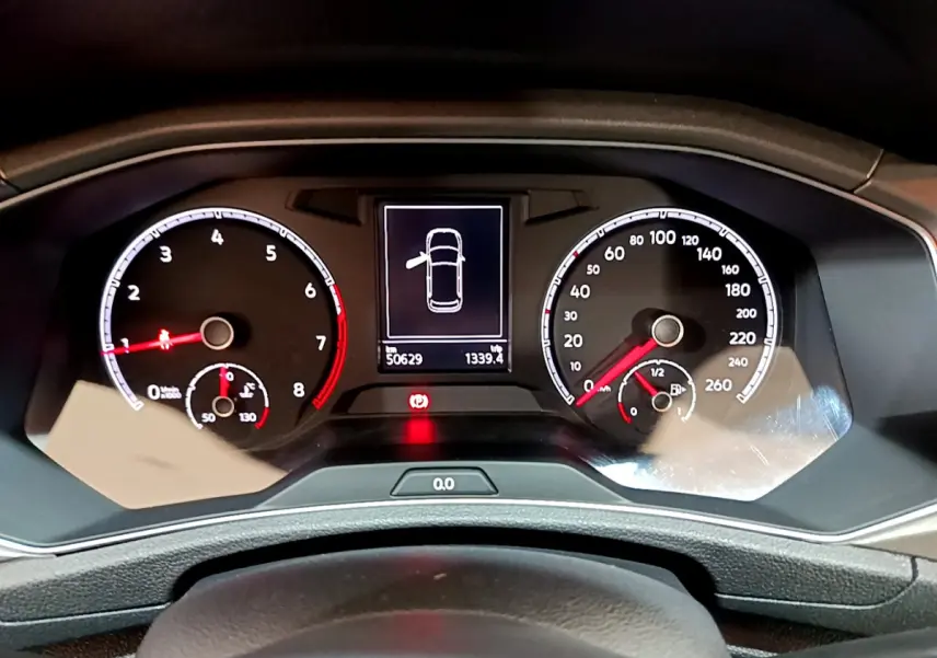 Tableau de bord numérique du Volkswagen T-Roc 2021, affichant compte-tours, vitesse et indicateurs de sécurité.