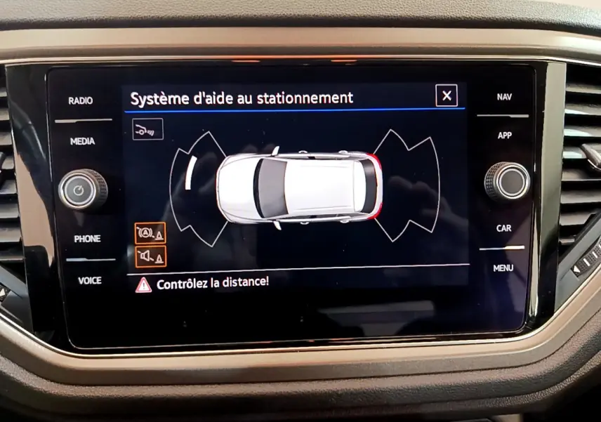 Écran tactile du système d'aide au stationnement dans le tableau de bord du Volkswagen T-Roc 2021.