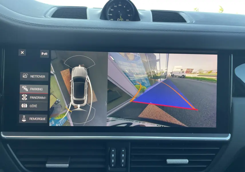 Écran intérieur du Porsche Cayenne Coupé E-Hybrid montrant la caméra 360° et la vue arrière avec guidage de trajectoire.